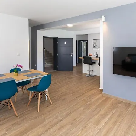 Luni Apartment *